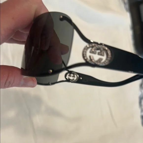 Gucci 2807/S Elegant Black Sunglasses with Logo Embellishment